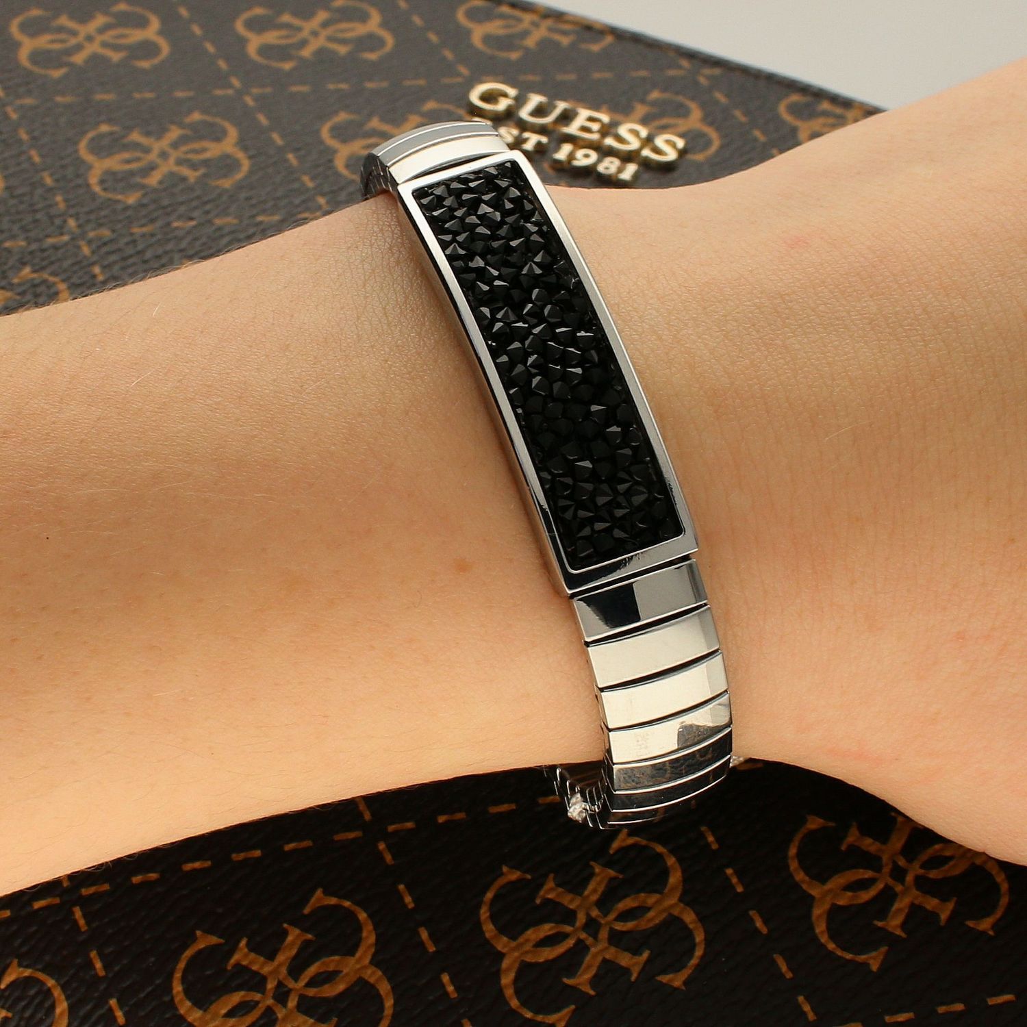 Bransoletka Nomination Italy z kolekcji Extension Glitter. Elastyczna bransoletka wykonana ze stali szlachetnej, zdobiona sypanymi, błyszczącymi czarnymi kryształkami..jpg